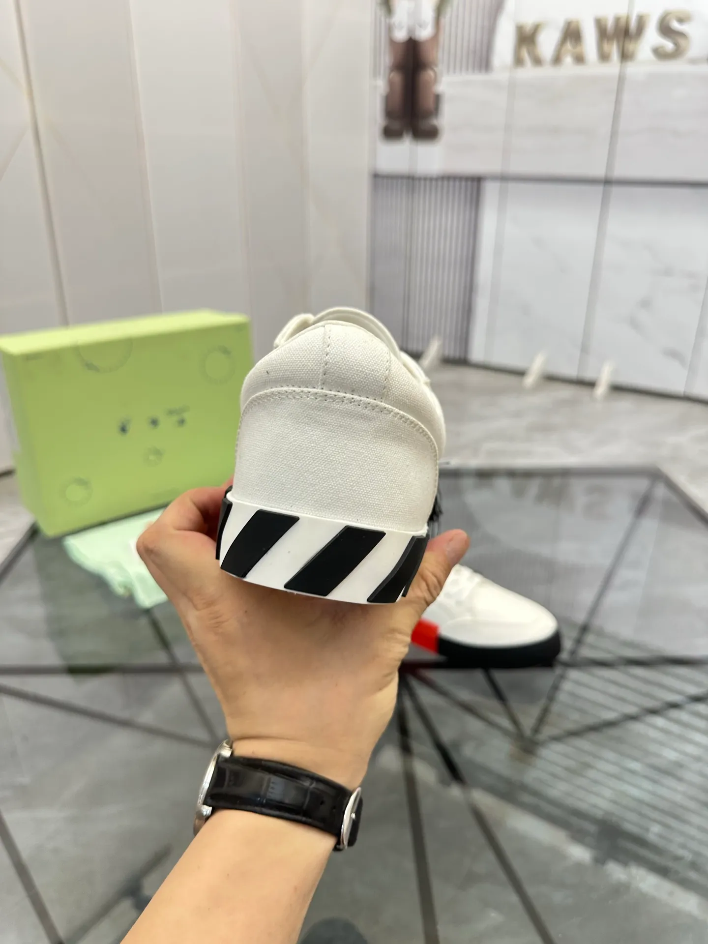 Selling men's shoes 💰: 💰P440¥ Product trademark: OFF WHITE *"OFF WHITE*" low-top casual shoes Regular size: 35-45 (can be customized to 46) Couple style Product materials: original material from the upper counter, breathable lining, original outsole. No.: H203